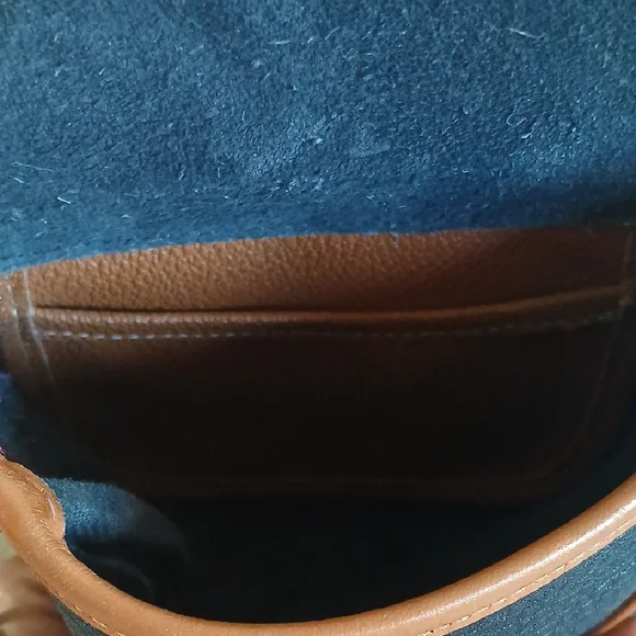 Dooney & Bourke "Big Duck" AWL Crossbody Bag (Vintage) - Picture 5 of 14